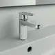 Waschtischarmatur von Ideal Standard in Chrom mit schmalem Hebel. Montage auf einer glatten Oberfläche mit Auslauf, geeignet für Badezimmeranwendungen.
